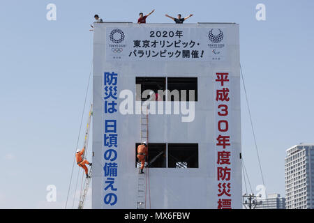 Tokyo, Japon. 3 juin, 2018. Les pompiers participent à un exercice d'incendie au cours de l'incendie et de sécurité internationale de Tokyo 2018 Exposition au Tokyo Big Sight de Tokyo, Japon. L'incendie la plus grande du Japon et de la prévention des catastrophes, l'exposition a lieu tous les cinq ans au Tokyo Big Sight, rassemble 296 entreprises dans 1 635 stands promotion de leurs derniers produits et services liés à la lutte contre le feu et les situations de catastrophe. Demande d'organisateurs d'attirer 50 000 visiteurs durant les quatre jours d'exposition. Credit : Rodrigo Reyes Marin/via Zuma Zuma/fil Wire/Alamy Live News Banque D'Images