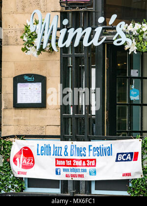 Leith Jazz & Blues Festival de musique live dans les restaurants et bars par l'eau de Leith, 3e juin 2018. La Rive, Leith, Edinburgh, Ecosse, Royaume-Uni. Le Jazz and Blues Festival se déroule sur 3 jours de semaine. La bannière affichée à l'extérieur du festival Mimi's Cafe Fournil Banque D'Images