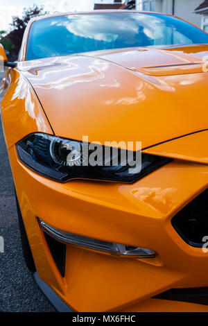 Londres, Angleterre. 3e juin 2018. Nouvelles de l'automobile. La seule Ford Mustang orange dans le pays appartenant à Eugene anneau est dans les rues de Harrow aujourd'hui. © Tim Ring/Alamy Live News Banque D'Images