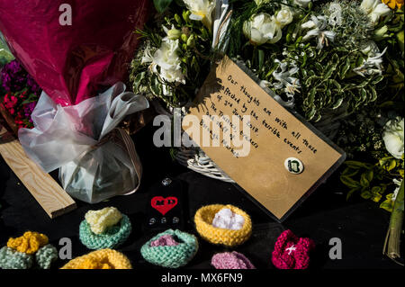 Londres, Royaume-Uni. 3 juin, 2018. Hommage fleurs pour les victimes de London Bridge vu à l'événement.Un service commémoratif se tient près de London Bridge pour rendre hommage aux victimes qui ont perdu la vie au cours de l'attaque terroriste de London Bridge, il y a un an. Credit : Brais G. Rouco SOPA/Images/ZUMA/Alamy Fil Live News Banque D'Images