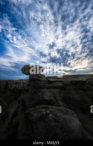 Cheminées au coucher du soleil sur la pierre d'écriture Provincial Park, Alberta Canada Banque D'Images