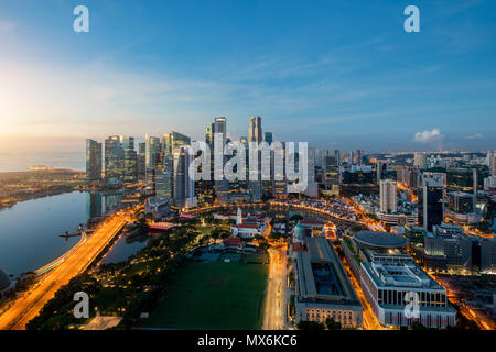 Vue aérienne du quartier des affaires de Singapour et de la ville au crépuscule, à Singapour, en Asie. Banque D'Images