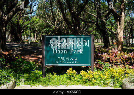 Entrée du parc de la forêt Daan sign in Da'an district Taipei Taiwan Banque D'Images