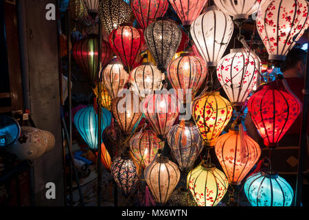 Lanternes de soie colorés dans Hoi An, ville ancienne. Image image haute qualité beaucoup de lanterne pour la vente et la décoration à Hoi An Banque D'Images