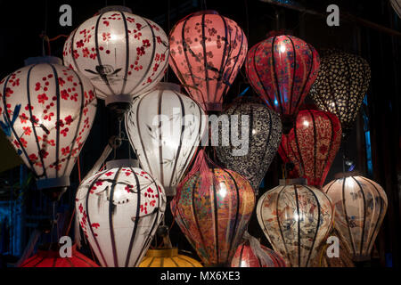 Lanternes de soie colorés dans Hoi An, ville ancienne. Image image haute qualité beaucoup de lanterne pour la vente et la décoration à Hoi An Banque D'Images