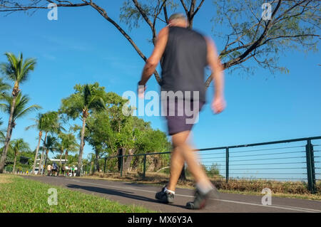 L'homme marche sur l'estran Nightcliff dans Darwin, Territoire du Nord, Australie. Banque D'Images