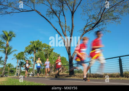 Les gens ont participé aux 12 km fun run City 2 Surfez sur l'estran Nightcliff dans Darwin, Territoire du Nord, Australie. Avec le flou. Banque D'Images