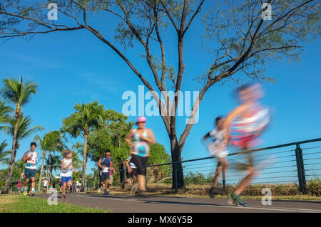 Les gens ont participé aux 12 km fun run City 2 Surfez sur l'estran Nightcliff dans Darwin, Territoire du Nord, Australie. Avec le flou. Banque D'Images