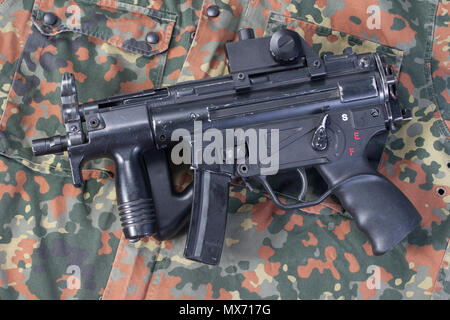 Pistolet mitrailleur allemand MP5 moderne sur fond de camouflage Banque D'Images