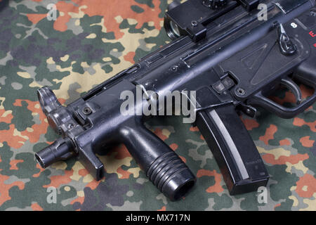 Pistolet mitrailleur allemand MP5 moderne sur fond de camouflage Banque D'Images