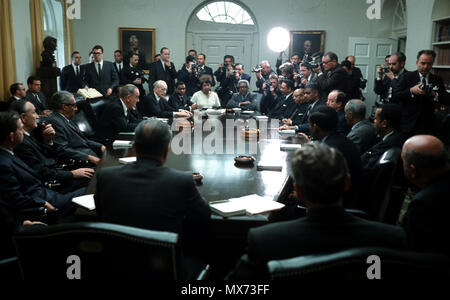 Washington, DC 1968/04/04 Le Président Johnson répond à wioth dirigeants noirs lors des émeutes à Washington, DC après l'assassinat de Martin Luther King jr. Photographie par Dennis Brack B 7 Banque D'Images