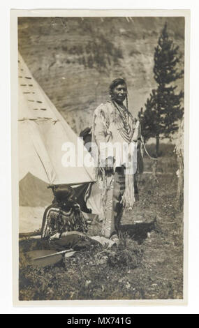 . [Sans titre] (chef standing in front of tipi avec femme assise) . Entre 1898 et 1902 102 Brooklyn Museum - Untitled (chef standing in front of tipi avec femme assise) Banque D'Images