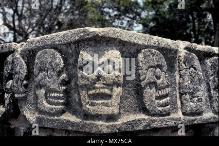 C'est un close-up de l'crânes humains sculpté dans la pierre par les Mayas sur un coin de la ruine Tzompantli sur l'ancien site archéologique de Chichen Itza sur la péninsule du Yucatan au Mexique. Mieux connu comme le mur de crânes ou la plate-forme du crâne (Plataforma de los Cráneos), c'était la place publique pour l'exécution de sacrifices humains et d'afficher également les chefs d'ennemis morts comme un avertissement à d'éventuels envahisseurs. Chichen Itza est l'une des plus grandes villes de l'époque précolombienne et est maintenant un site du patrimoine mondial de l'Unesco et les principales attractions touristiques du Mexique. Photographie historique. Banque D'Images