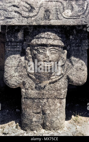 C'est un gros plan d'une des anciennes statues en pierre sculptée par Mayans qui maintiennent en place un autel dans le temple des guerriers sur le site archéologique de Chichen Itza sur la péninsule du Yucatan au Mexique. Chichen Itza est l'une des plus grandes villes de l'époque précolombienne et est maintenant un site du patrimoine mondial de l'Unesco et les principales attractions touristiques du Mexique. Photographie historique. Banque D'Images