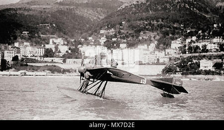 . Anglais : le gagnant de la première édition de la Coupe Schneider de course qui s'est tenue à Monaco en 1913. Maurice Prévost dans un hydravion Deperdussin atteint une vitesse maximale de 126,7 km/h. La machine a été la combinaison de la cellule et de la monocoque novateur puissant 160 h.p. Moteur Gnôme . 1913. 159 Monaco 1913 Deperdussin inconnu Banque D'Images