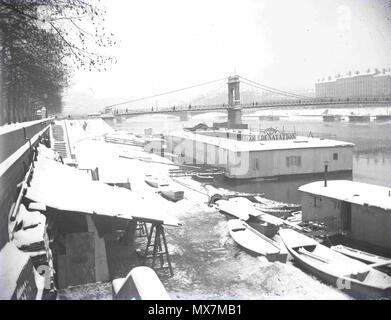 . English : Lyon, l'école de natation Jacquier sous la neige. A l'arrière-plan, la passerelle du Collège et le Pont Morand. Sans doute avant 1900. 18 novembre 2012, 23:55:24. 177 anonyme Ecole de natation Jacquier Banque D'Images