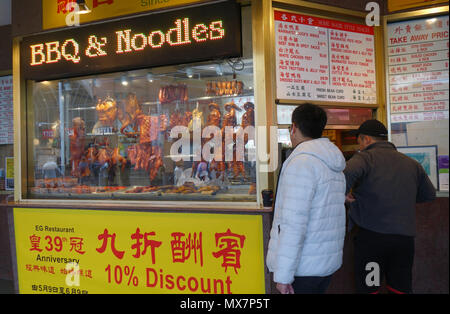 Les gens qui achètent les viandes rôties chinois, Chinatown, Haymarket, Sydney, NSW, Australie. Aucune communication ou MR Banque D'Images