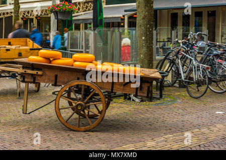 Chariot de transport ancien plein de fromages dans le marché de l'Alkmaar Pays-Bas hollande vendredi. Banque D'Images