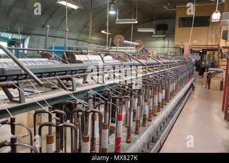 Fils peignés filés sur le cadre de rotation sous tension constante. Custom Woolen Mills, Carstairs, Alberta. Banque D'Images