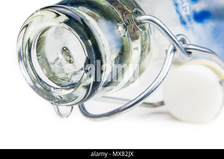 Dernière goutte d'eau sortir d'une bouteille vide vitreux transparent sur fond blanc Banque D'Images