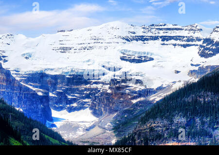 Gros plan du glacier Victoria sur Mt Victoria au Lac Louise, près de Banff en Alberta, Canada. L'écoulement sur le glacier fond lentement Banque D'Images