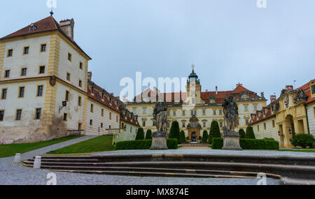 Château baroque à Valtice, Moravie, Vue des bâtiments du complexe palatial. Ce palais est répertorié comme un site du patrimoine culturel de l'UNESCO Banque D'Images