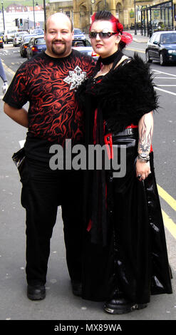 ALTERNATIVE AVEC STYLE - Deux Goths pose devant l'appareil photo lors de l'Assemblée Whitby, Yorkshire UK Festival Goth Banque D'Images