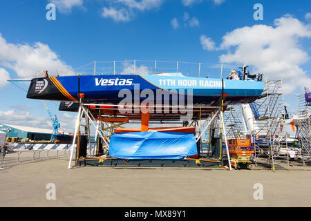 Cardiff, Royaume-Uni - 01 juin 2018 : Volvo Ocean Race bateaux en réparation à Cardiff Banque D'Images