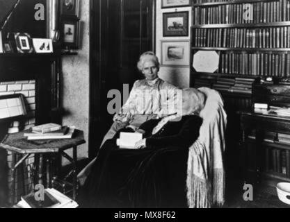 . Anglais : Elizabeth Blackwell et sa fille Katharine 'Kitty' Barry Blackwell à la maison dans l'étude . vers 1905 184 Elizabeth Blackwell et sa fille Banque D'Images