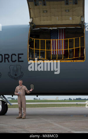 Le Lieutenant-colonel de l'US Air Force Timothy Mach, 22e Escadron expéditionnaire de ravitaillement en vol, le commandant parle pendant un service commémoratif en l'honneur du shell de l'équipage tombé 77 3 mai 2017, à la base aérienne d'Incirlik, en Turquie. Le drapeau américain dans l'US Air Force le KC-135 Stratotanker a d'abord piloté en l'honneur de l'équipage le 4 mai 2013, le jour après l'incident. Banque D'Images