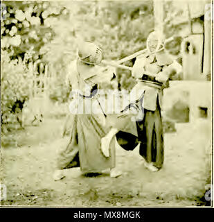 . Anglais : p. 51 : 'corps à corps à la japonaise' du chapitre 'Kenjutsu, ou escrime japonaise". 1905 ou avant. aucune information 208 combattants du Japon kendo un corps à corps la japonaise Banque D'Images