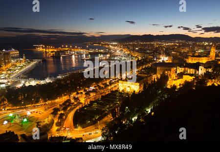 Vue de dessus du bord de la partie de Malaga avec le port du château en temps de crépuscule Banque D'Images