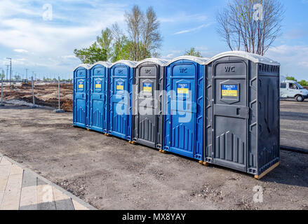 Samara, Russie - 16 mai 2018 : Mobile toilettes publiques à la ville dans la rue journée d'été Banque D'Images