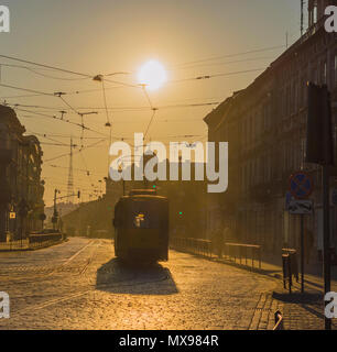 LVIV, UKRAINE - Mai 25, 2018 : Déménagement du tramway à travers la ville en début de matinée à Lviv, Ukraine Banque D'Images