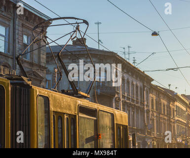 LVIV, UKRAINE - Mai 25, 2018 : Déménagement du tramway à travers la ville en début de matinée à Lviv, Ukraine Banque D'Images