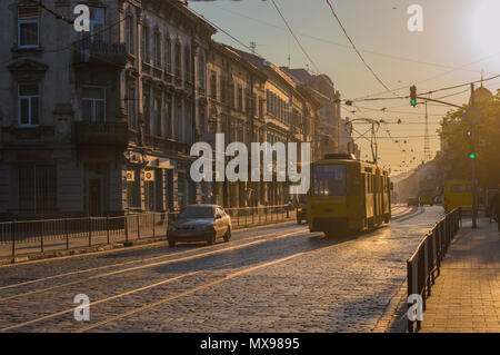 LVIV, UKRAINE - Mai 25, 2018 : Déménagement du tramway à travers la ville en début de matinée à Lviv, Ukraine Banque D'Images