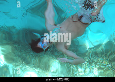 Jeune homme faire de bulle et la plongée avec tuba au cours de plongée sous-marine dans la mer turquoise de la Méditerranée Banque D'Images