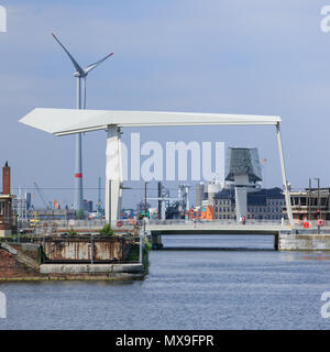 Le 21 mai à Anvers, 2018. Pont-levis moderne dans la zone portuaire d'Anvers. Anvers est l'une des plus grandes zones portuaires dans le monde. Banque D'Images