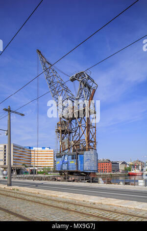 Anvers-BELGIQUE-Mai 9, 2018. Ancienne grue sur le quai du port de Willemdok, l'une des plus belles marinas d'Europe, situé dans le vieux centre-ville. Banque D'Images