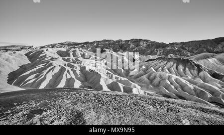 Noir et blanc photo panoramique de mars-comme des terres désertes de la Death Valley, USA. Banque D'Images