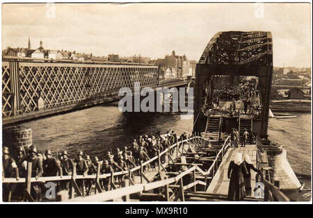 . Anglais : les troupes allemandes traversant le fleuve Daugava via le pont de chemin de fer bombardé à Riga. 1917. Les troupes allemandes 242 anonyme Daugava crossing Banque D'Images