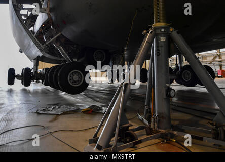 Le train d'atterrissage d'un C-5M Galaxy soulevé sur six jacks du fuselage s'abaisse pendant son fonctionnement sur base aérienne de Ramstein, en Allemagne, le 3 mai 2017. Au cours de l'atterrissage à Ramstein, l'avion numéro quatre atterrisseurs principaux n'a pas abaissé. L'équipage était encore capable de faire un atterrissage en toute sécurité, et l'appareil a été remorqué, surélevé, inspecté et réparé par les aviateurs affecté à la 721e Escadron de maintenance des aéronefs et 60e AMXS. Banque D'Images