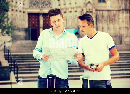 Jeune homme couple avec assurance contrôle de direction dans la carte piscine Banque D'Images