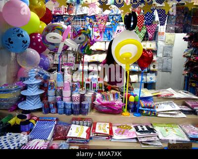 DIVISORIA, MANILLE, PHILIPPINES - 14 MAI 2018 : un assortiment de fournitures scolaires sur l'affichage à l'intérieur d'un décrochage bazar un grand centre commercial. Banque D'Images