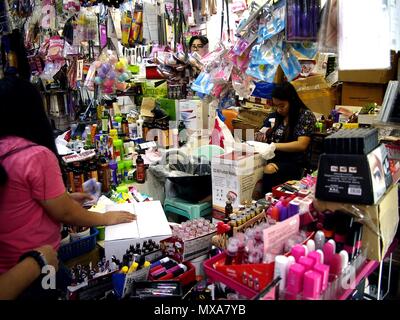 DIVISORIA, MANILLE, PHILIPPINES - 14 MAI 2018 : Salon de l'offre sur l'affichage à l'intérieur d'un décrochage bazar un grand centre commercial. Banque D'Images