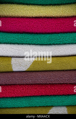 Serviettes colorés empilés les uns sur les autres. Serviettes empilées l'arrière-plan. Service de l'hôtel et maison de concept. Banque D'Images