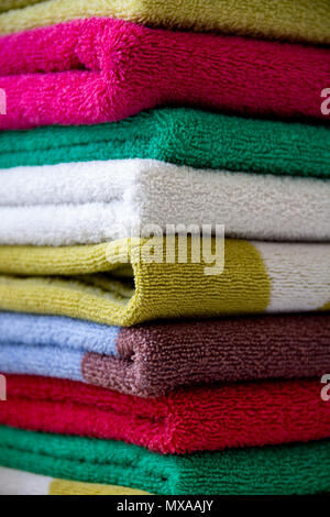 Serviettes colorés empilés les uns sur les autres. Serviettes empilées l'arrière-plan. Service de l'hôtel et maison de concept. Banque D'Images