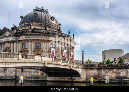 Musée Bode Museum Island, pont Monbijou. Bâtiment classé historique à côté de la rivière Spree, Mitte, Berlin Banque D'Images