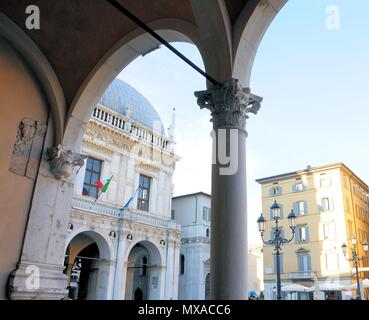 'Loggia' square vu par porche. Siège du conseil de ville. L'architecture baroque. Brescia, Italie. Banque D'Images