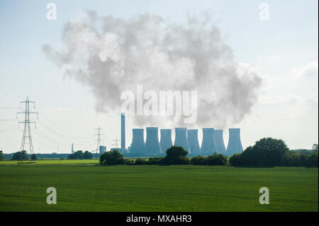 La centrale électrique d'Eggborough émet des nuages de vapeur dans l'air hivernal Banque D'Images